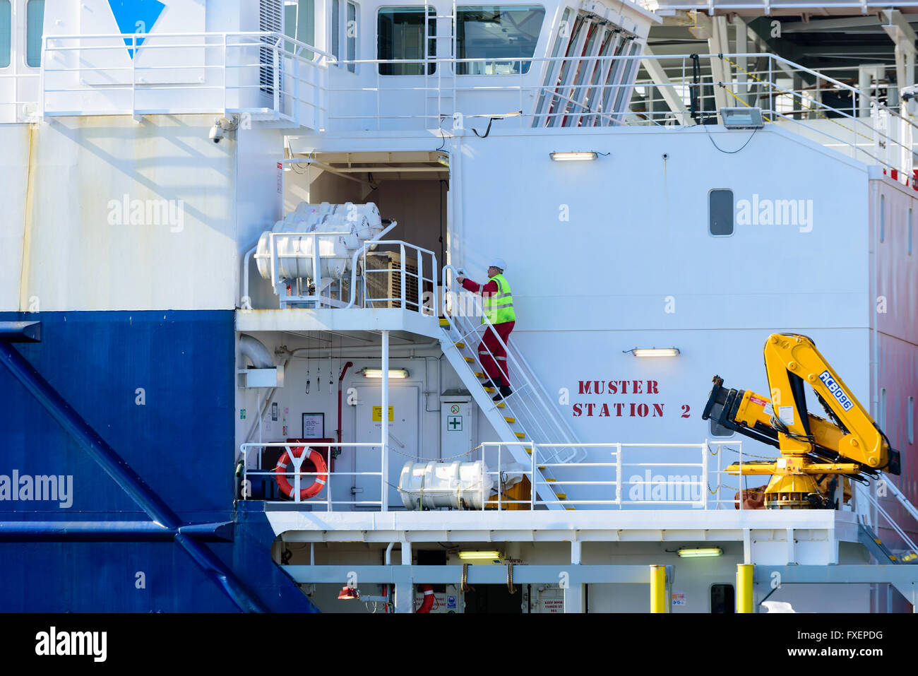 Karlskrona, Schweden - 7. April 2016: Männliche Person einige Treppen am Sammelplatz 2 an Bord der Industriekabel Transportschiff Stockfoto