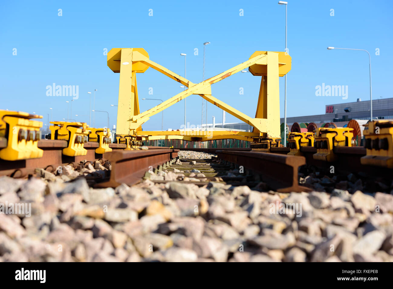 Leuchtend gelber Zug Prellbock oder Stoßfänger am Ende einer Eisenbahnstrecke. Stockfoto