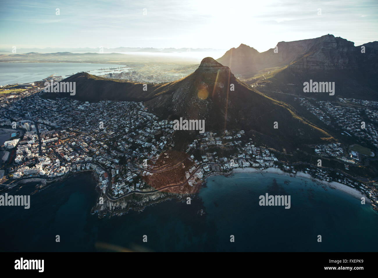 Vogelperspektive von Kapstadt mit schönen Stränden und Gebirge an einem sonnigen Tag. Luftaufnahme von Kapstadt mit Stockfoto