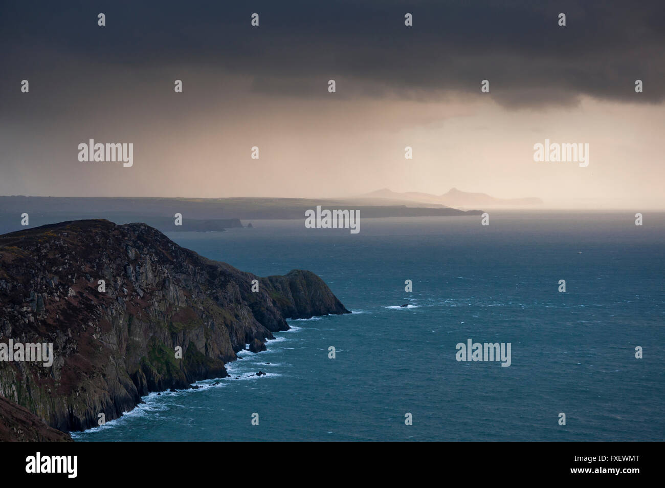 Dramatische Wolken über der Küste von Pembrokeshire, West Wales. Stockfoto