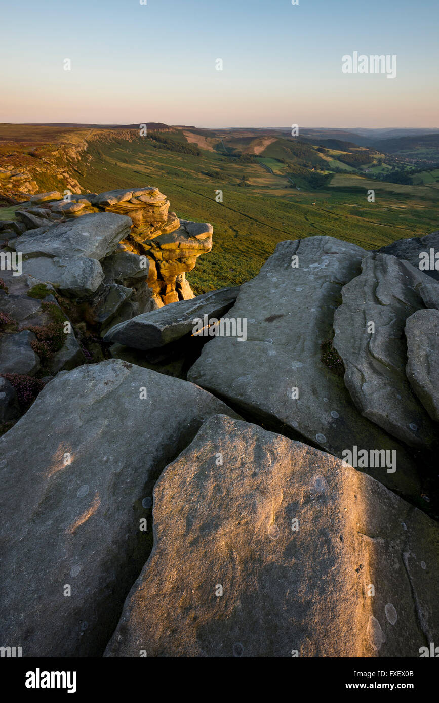 Klobige Gritstone Felsen am hohen Neb auf Stanage Edge im Peak District, Derbyshire. Stockfoto