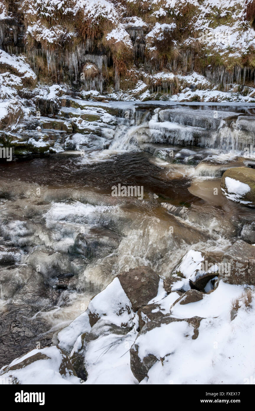 Teil gefrorene Moorland Bach neben der Schlange-Pass im Peak District. Stockfoto