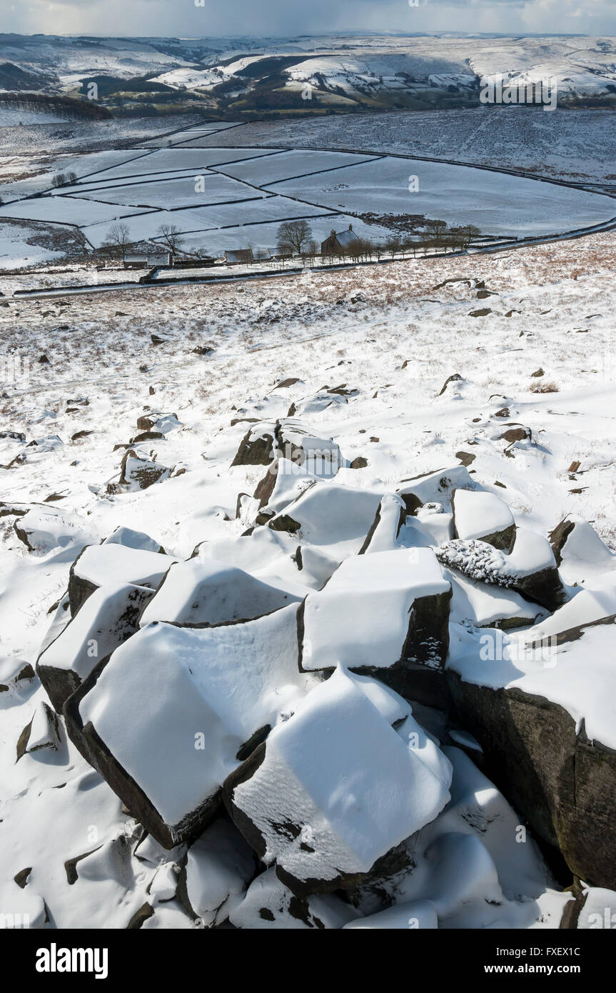 Schneebedeckte Blöcke Gritstone unter Stanage Edge im Peak District, Derbyshire. Stockfoto