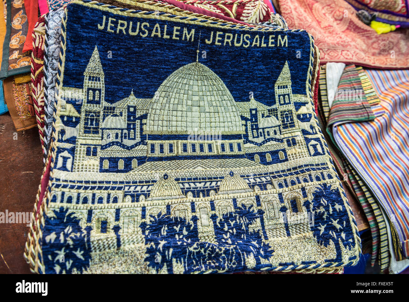 kleiner Teppich in Bilal Abu Khalaf, Händler von orient importierten Stoffen Textilgeschäft am Markt in der alten Stadt von Jerusalem, Israel Stockfoto