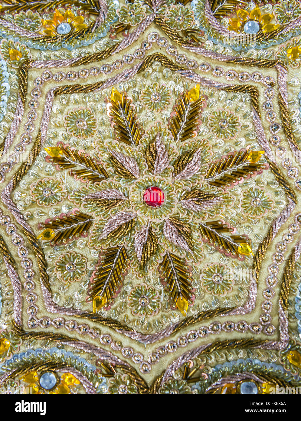 Details der kleinen Teppich in Bilal Abu Khalaf, Händler von importierten orient Stoffe Shop am Markt in der alten Stadt von Jerusalem, Israel Stockfoto