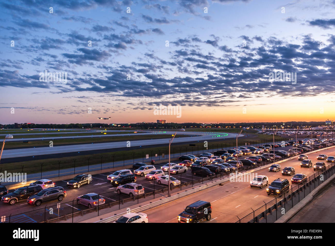 Verkehr am Abend bei Sonnenuntergang als Reisende in Atlanta International, der weltweit verkehrsreichsten Flughafen ankommen, mit dem Auto und dem Flugzeug. (USA) Stockfoto