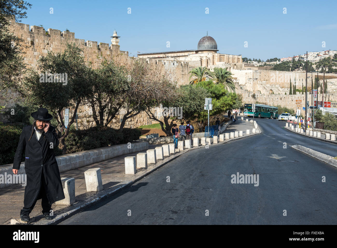 Orthodoxer Jude auf Ma'ale HaShalom Straße namens des Papstes Straße in Jerusalem, Israel. Al-Aqsa-Moschee im Hintergrund Stockfoto