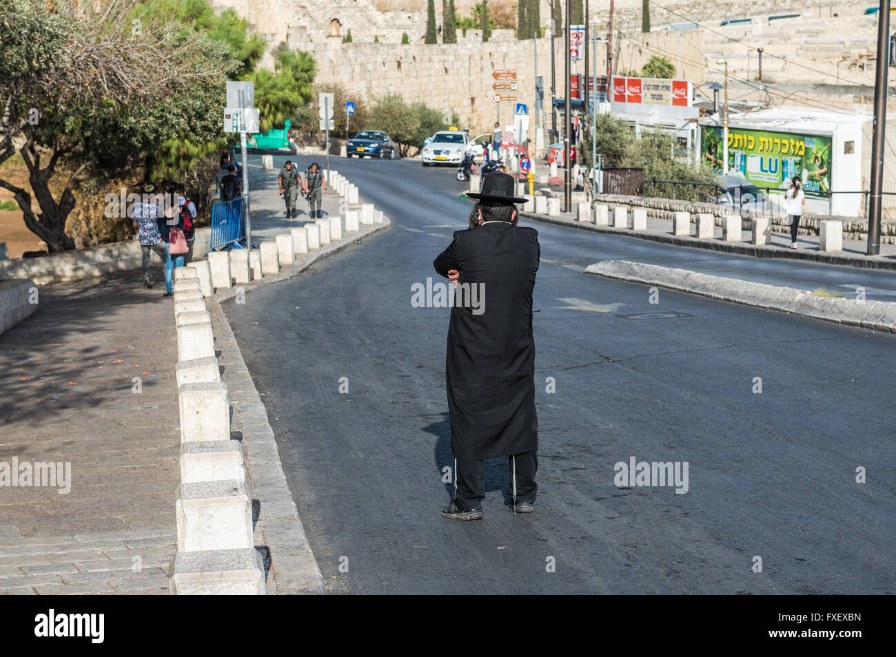 Orthodoxer Jude auf Ma'ale HaShalom Straße namens des Papstes Straße in Jerusalem, Israel Stockfoto