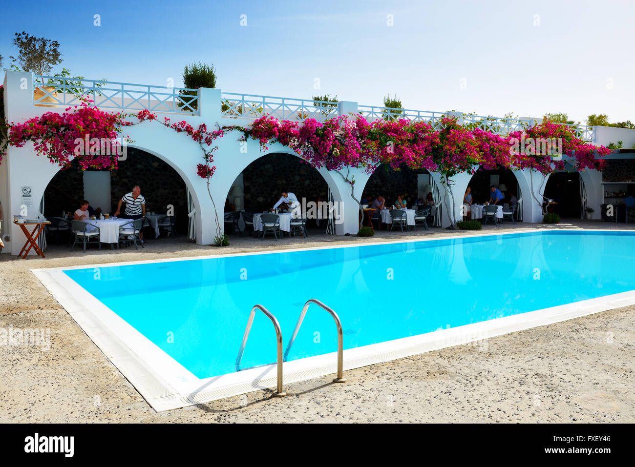 Die Touristen genießen ihren Urlaub im Luxushotel, Santorini, Griechenland Stockfoto