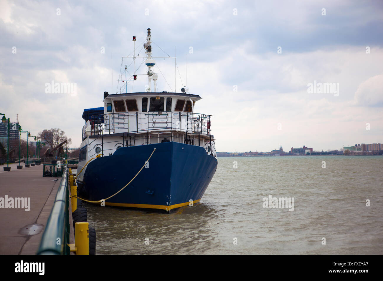 Festgemachten Flussschiff Stockfoto