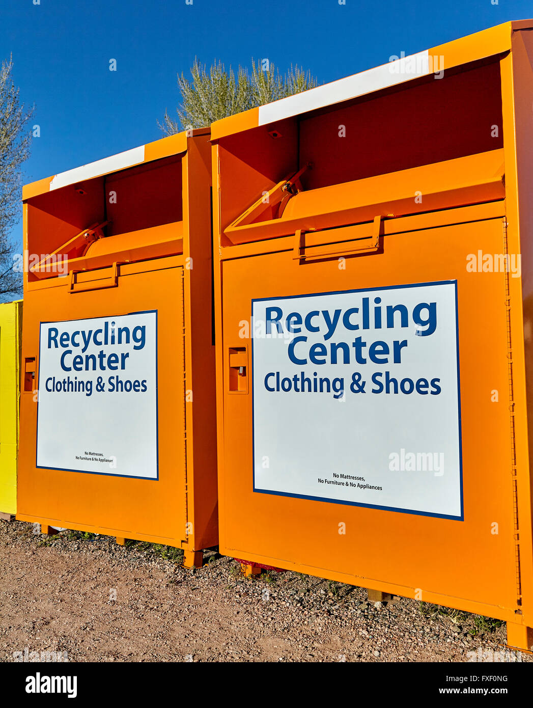 Recycling-Zentrum Sammlung Behälter für Kleidung und Abfall Entsorgung und Abfallwirtschaft Stockfoto