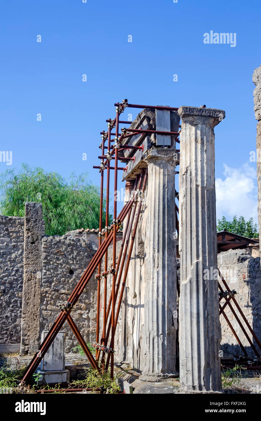 Stein-Säulen unter Restaurierung mit Metallgerüst und unterstützt, Pompeji-Italien Stockfoto
