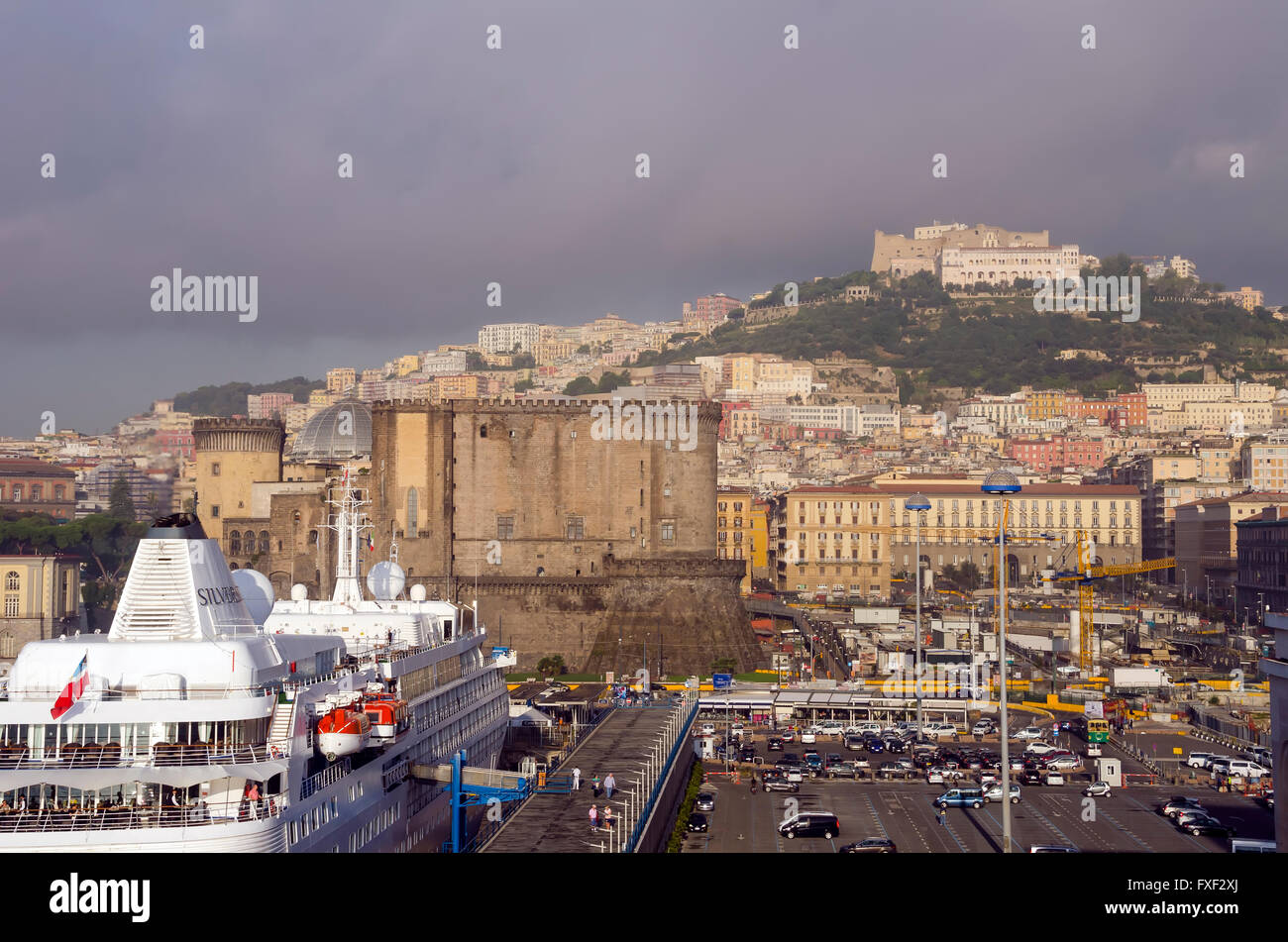 Neapel Kreuzfahrt-Terminal an einem nebligen Morgen, Süditalien. Stockfoto