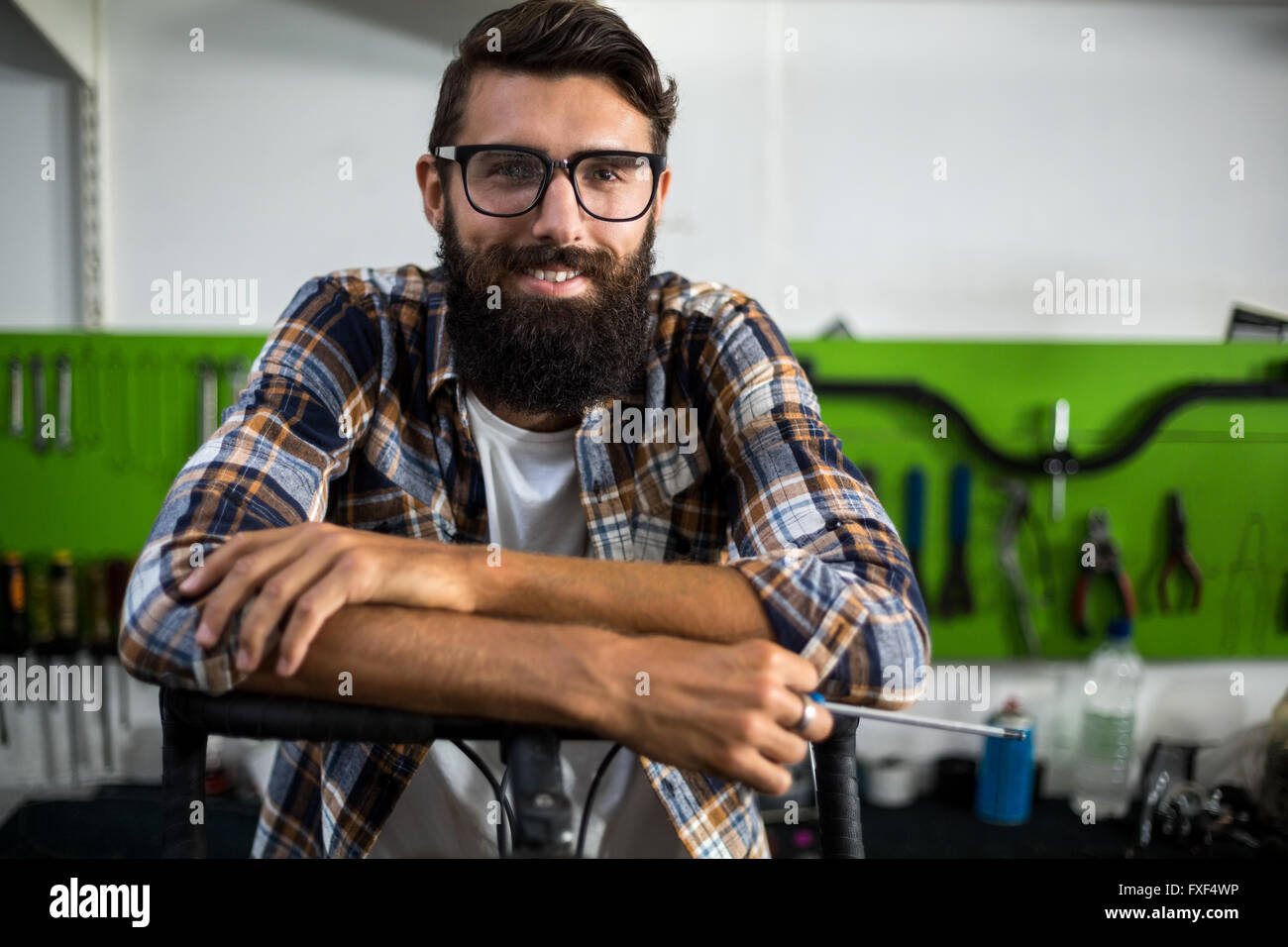 Fahrradmechaniker stützte sich auf ein Fahrrad Stockfoto