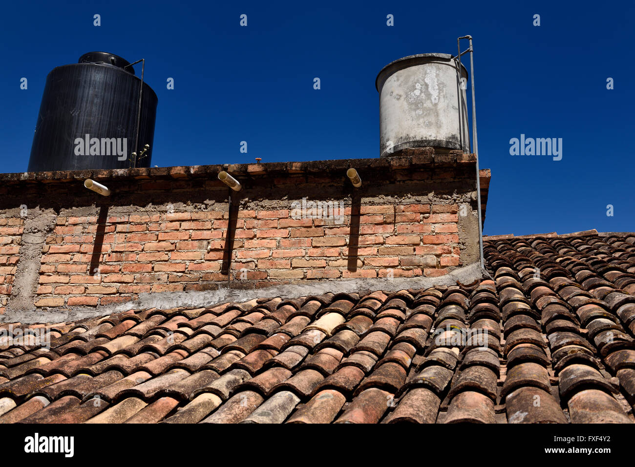 Stein und Kunststoff Tinaco auf dem Dach Wassertanks in Mexiko Stockfoto