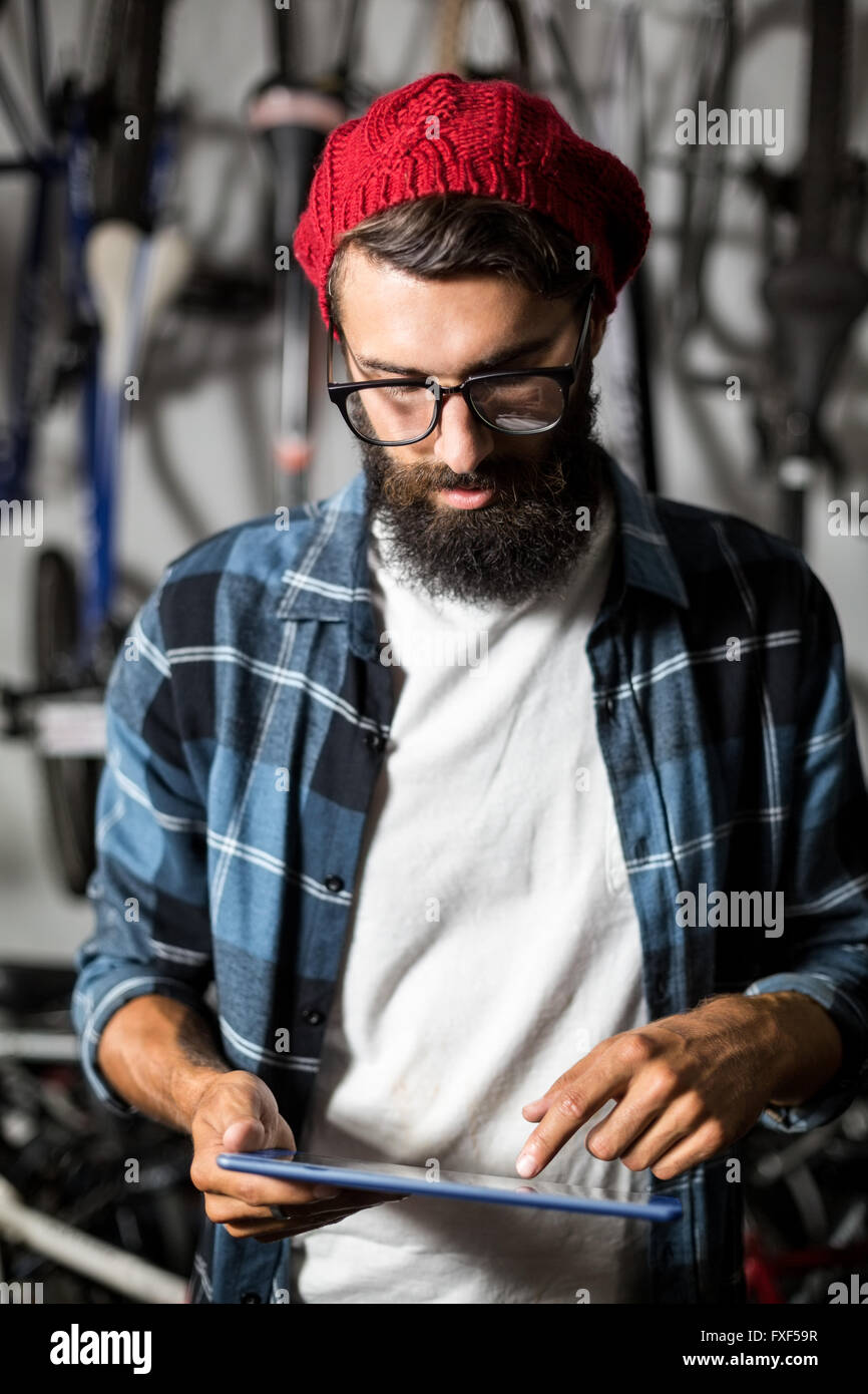 Fahrradmechaniker Blick auf Tablet-computer Stockfoto