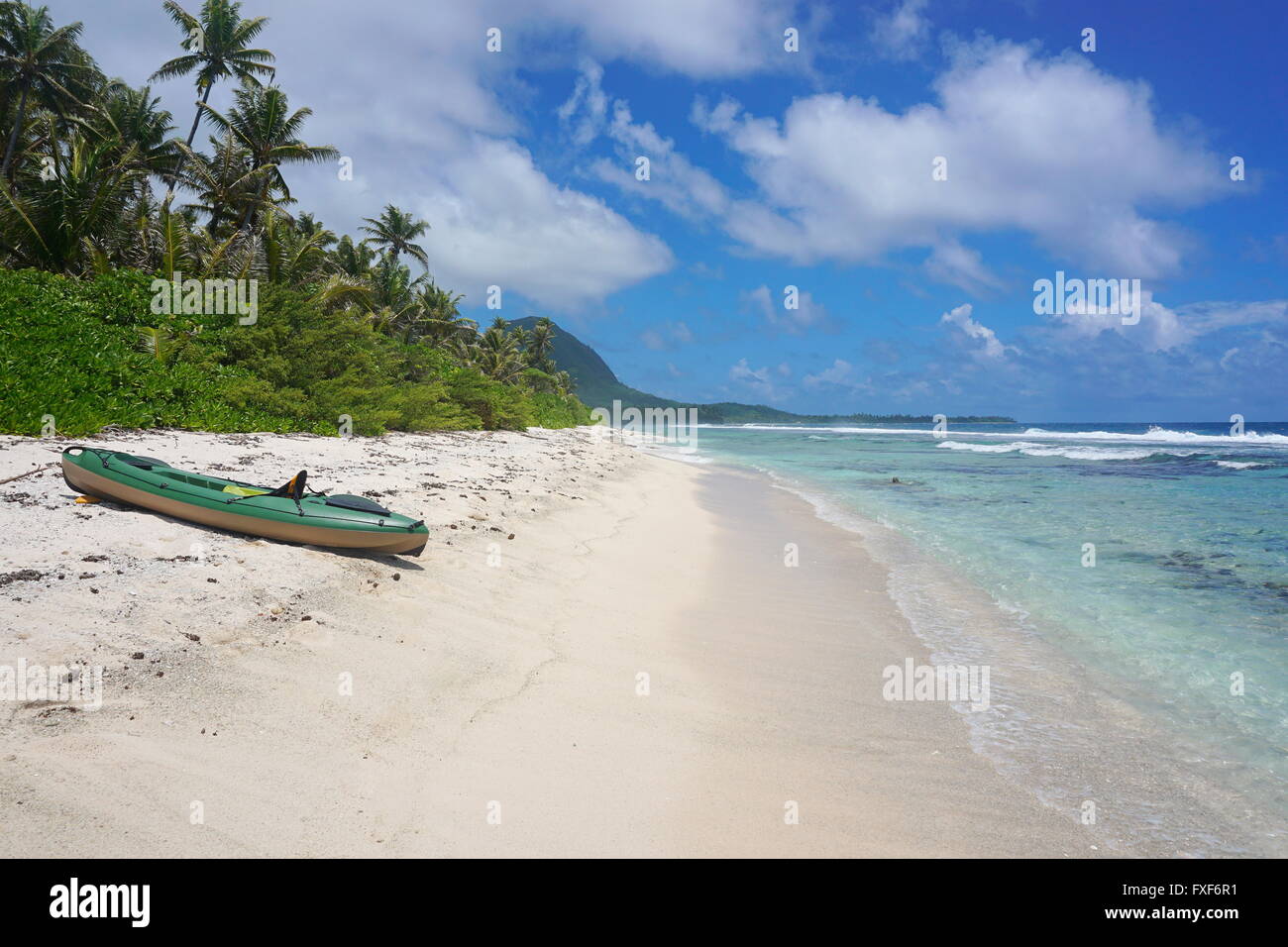 Kayak auf einem Sandstrand, Motu Muri Mahora, Huahine Island, Pazifik, Französisch-Polynesien Stockfoto