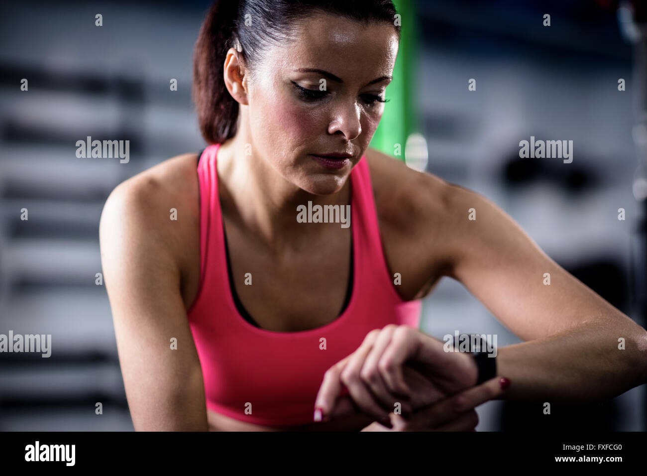 Frau eine Pause nach dem Training und Prüfung Zeit Stockfoto