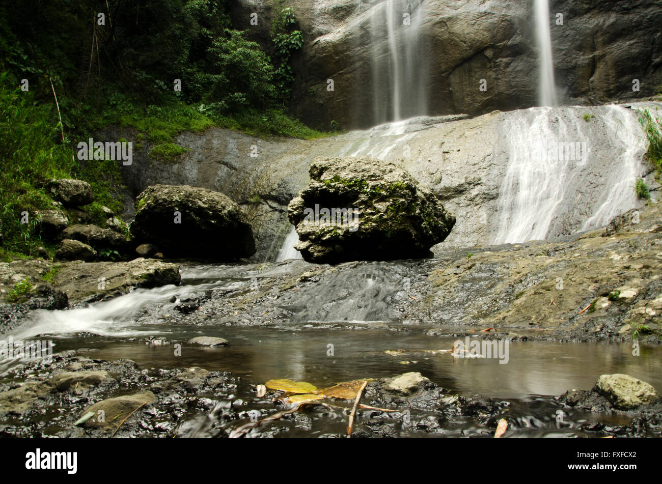 Curug Ngelay (versteckter Wasserfall im Stadtteil Kuningan - West-Java) Stockfoto