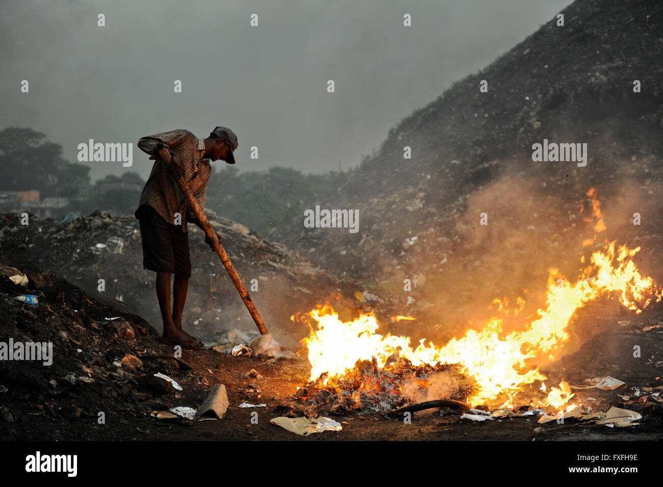 Sri Lanka Colombo, Müll Berg an Bloemendhal Straße, brennende Müll und der rag-Picker Stockfoto
