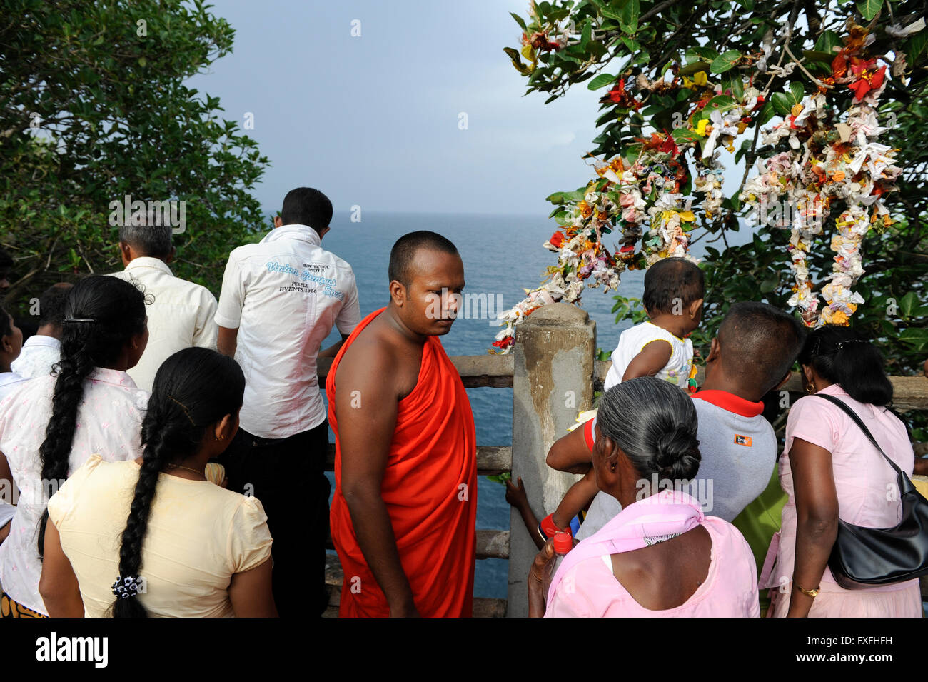 Sri Lanka Trincomalee, buddhistischer Mönch und tamilischen Hindu-Pilger an Koneshwaram Hindu-Tempel, Blick zum Indischen Ozean / Sri Lanka Trincomalee, Buddhistischer Moench Und Tamilische Hindus am Koneshwaram Hindutempel, Blick Zum Indischen Ozean Stockfoto