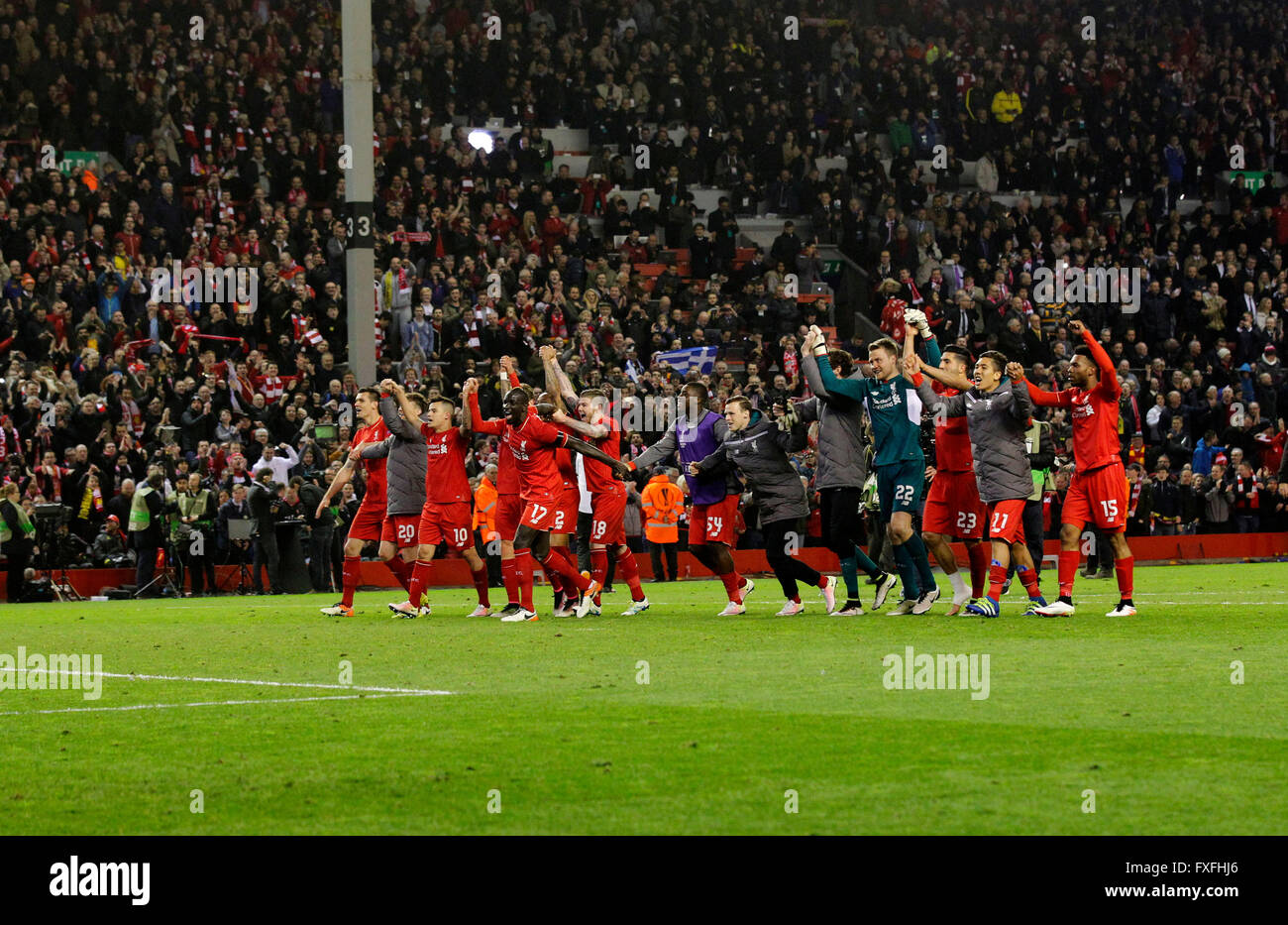 Liverpool. 14. April 2016. Team Liverpool FC feiern nach dem Viertelfinale Rückspiel der UEFA Europa League 2015/16 Spiel gegen Borussia Dortmund im Anfield-Stadion in Liverpool, England am 14. April 2016. Bildnachweis: Han Yan/Xinhua/Alamy Live-Nachrichten Stockfoto