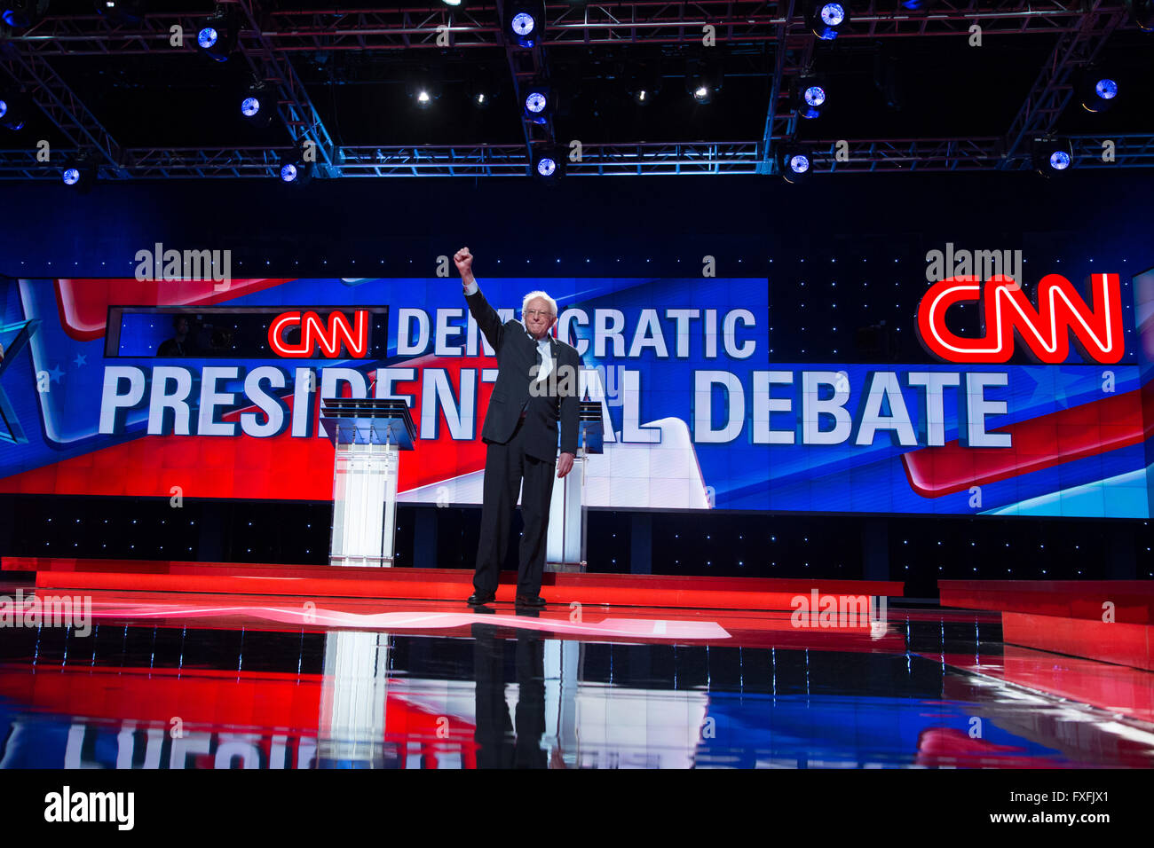 Brooklyn, USA. 14. April 2016. Bernie Sanders begrüßt das Publikum während der demokratischen Präsidentschafts-Debatte bei CNN. Bildnachweis: Louise Wateridge/Pacific Press/Alamy Live-Nachrichten Stockfoto