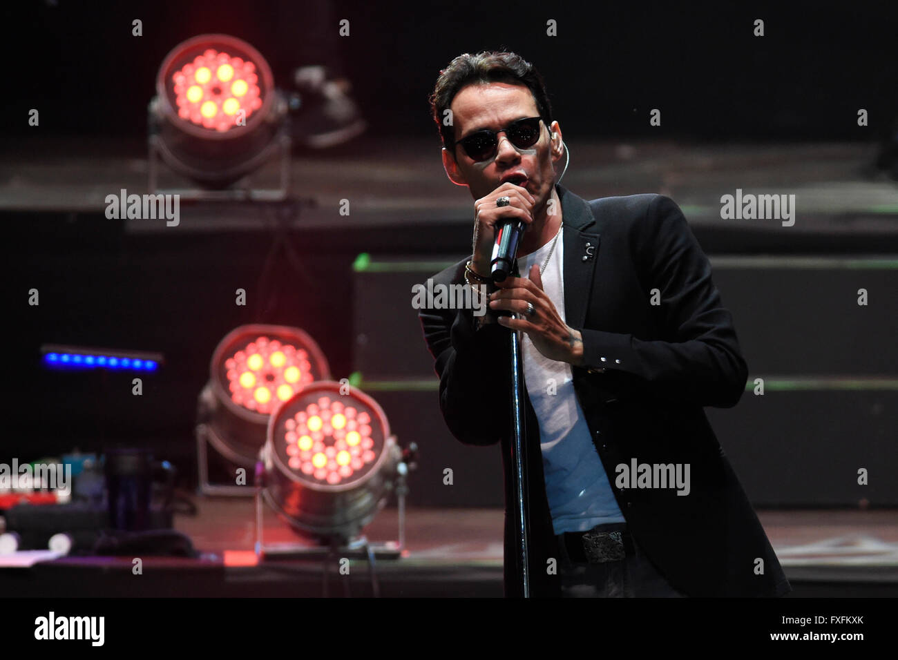 Montevideo, Uruguay. 14. April 2016. Puerto-ricanischer Sänger Marc Anthony führt während eines Konzerts im Rahmen seiner 2016-Südamerika-Tournee "Marc Anthony Live" im Centenario Stadium in Montevideo, Hauptstadt von Uruguay, am 14. April 2016. Bildnachweis: Nicolas Celaya/Xinhua/Alamy Live-Nachrichten Stockfoto