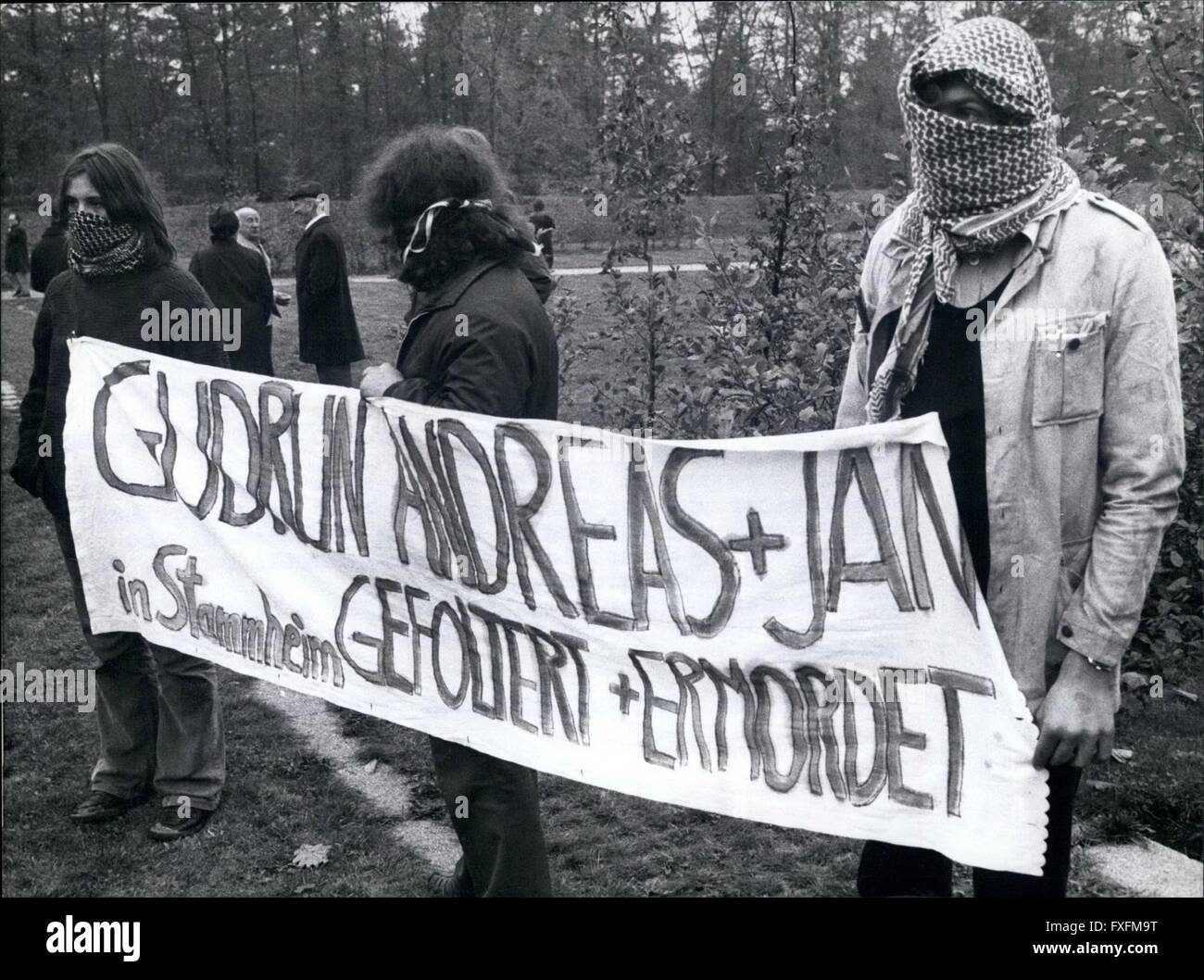 1977 - Bestattung der Baader-Meinhof-Gefangenen: auf dem Dornhalden-Kirchhof in Stuttgart (BRD) am 27. Oktober 1977 nahm platzieren das Begräbnis für Andreas Baader, Gudrun Ensslin und Jan Carl Raspe, begangen im Gefängnis von Stuttgart Stammhein am 18. Oktober Protestprozessionen. Nach eine ungezwungene Trauerfeier, die die drei Särge in den Gräbern gebracht wurden, begleitet von den Angehörigen der Toten und ca. 800 vor allem junge Menschen, die weitgehend maskiert wurden. Man sah Parolen wie Gudrun, Andreas jan in Stammheim gequält und ermordet. In diesen Truhen, die hier im Stich, der Widerstand wil Stockfoto