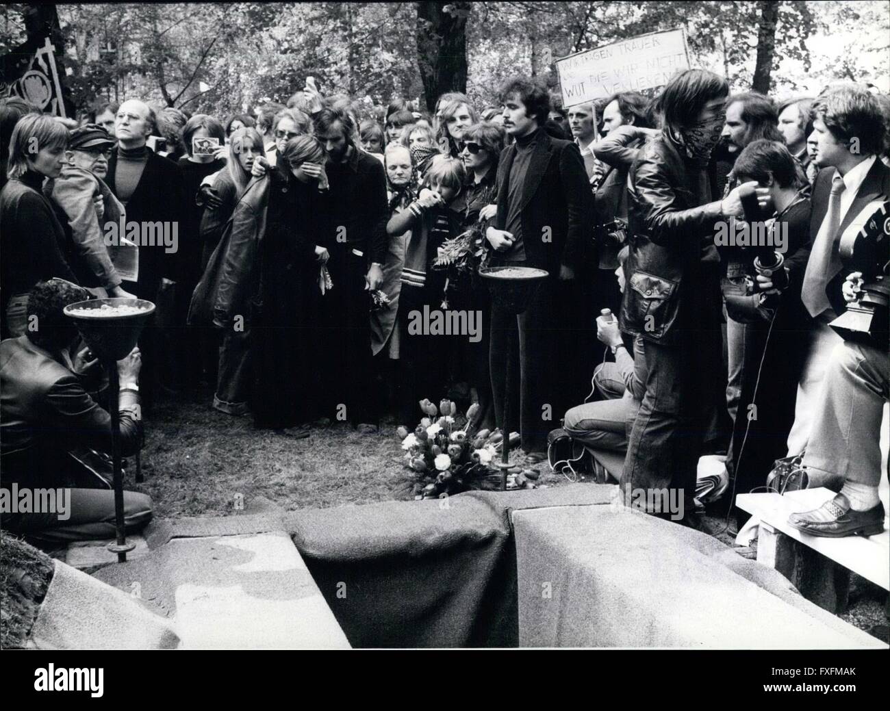 1977 - anarchistische Ulrike Meinhof in Berlin begraben: Ulrike Meinhof (Ulrike Meinhof), führendes Mitglied des Arbeitskreises deutscher Anarchist '' Baader/Meinhof '', beging Selbstmord durch Erhängen sich mit einem Handtuch in ihrer Zelle im Gefängnis Stuttgart-Stammheim am 9. Mai 1976 am 15. Mai in Berlin begraben wurde. Etwa 4000 Menschen, die sie auf ihrer letzten Reise begleitet. Nach die Beerdigung dort nahm Platz eine Demonstration von 45000 Personen durch die Straßen von Berlin. Foto zeigt die Beerdigung von Ulrike Meinhof in der Holy Trinity Cemetery in Berlin. In der linken die Stieftochter von Ulrike Meinhof, 3. Links von ihr Stockfoto
