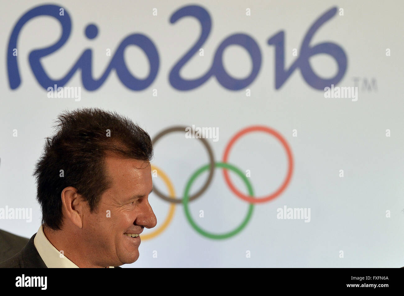 Rio De Janeiro, Brasilien. 14. April 2016. Brasiliens Fußball-Nationalmannschaft Trainer Dunga besucht die Auslosung der Rio 2016 Olympischen Männer und Frauen Fußball-Turniere von der FIFA und Rio 2016 Olympischen Organisationskomitees im Maracana-Stadion in Rio De Janeiro, Brasilien, am 14. April 2016. Bildnachweis: Pedro Martins/AGENCIA ESTADO/Xinhua/Alamy Live-Nachrichten Stockfoto