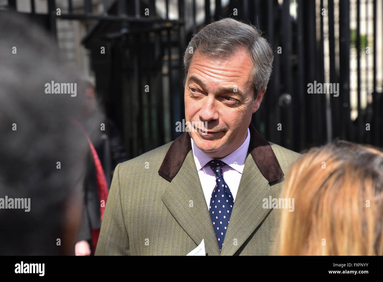 Downing Street, London, UK. 15. April 2016. UKIP MEP Nigel Farage Hände wieder seine EU-Flugblatt, Nr. 10 Downing Street, Stockfoto