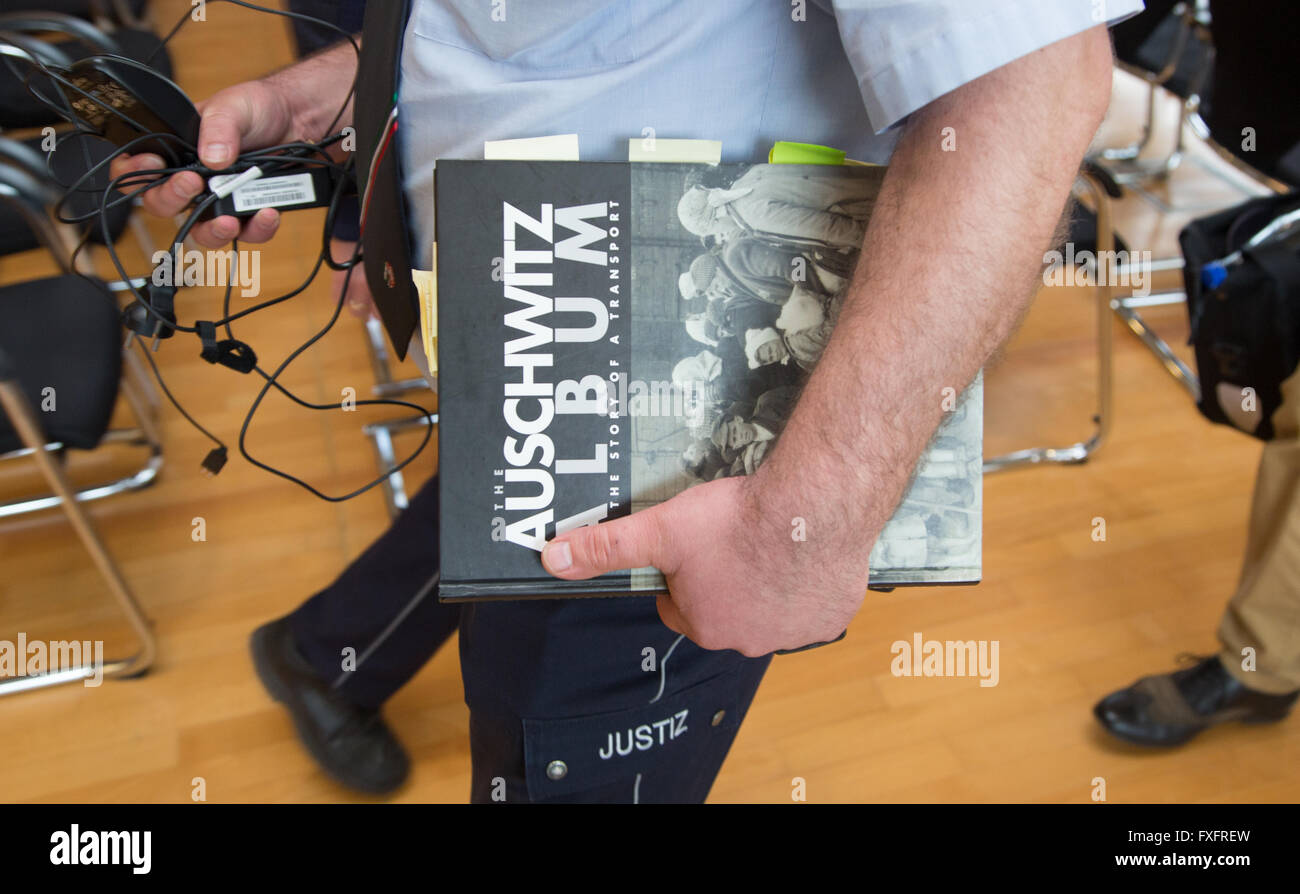 Detmold, Deutschland. 15. April 2016. Ein Gerichtsvollzieher trägt eine Ausgabe des Buches "Auschwitz-Album" nach einer Studie Anhörung in Detmold, Deutschland, 15. April 2016. Es gehört zu den Gutachter. Der Beklagte Reinhold Hanning steht eine 94 jährige Weltkrieg SS Wache eine Ladung des Seins ein Accessoire, um mindestens 170.000 Morde im KZ Auschwitz. Staatsanwälte Zustand, die war er Mitglied der SS-Division "Totenkopf" (Totenkopf) und die er an das NS-Regime Todeslager von Anfang 1943 bis Juni 1944 stationiert war. © Dpa/Alamy Live-Nachrichten Stockfoto