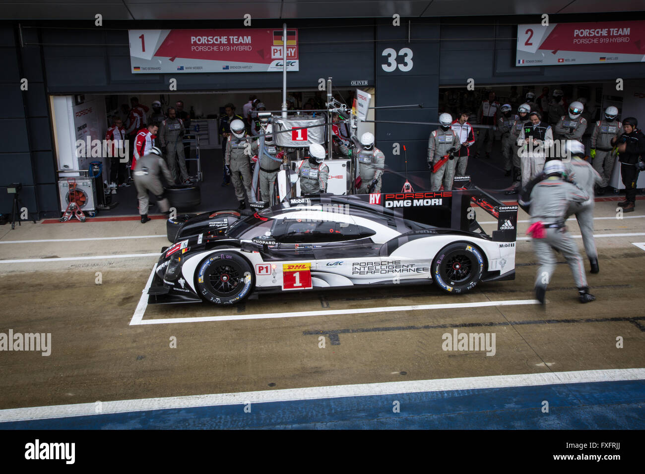 Silverstone im Vereinigten Königreich. 15. April 2016. Der No1 Porsche 919 Hybrid bei einem Boxenstopp in der ersten freien Praxis Credit: Steven Reh/Alamy Live News Stockfoto