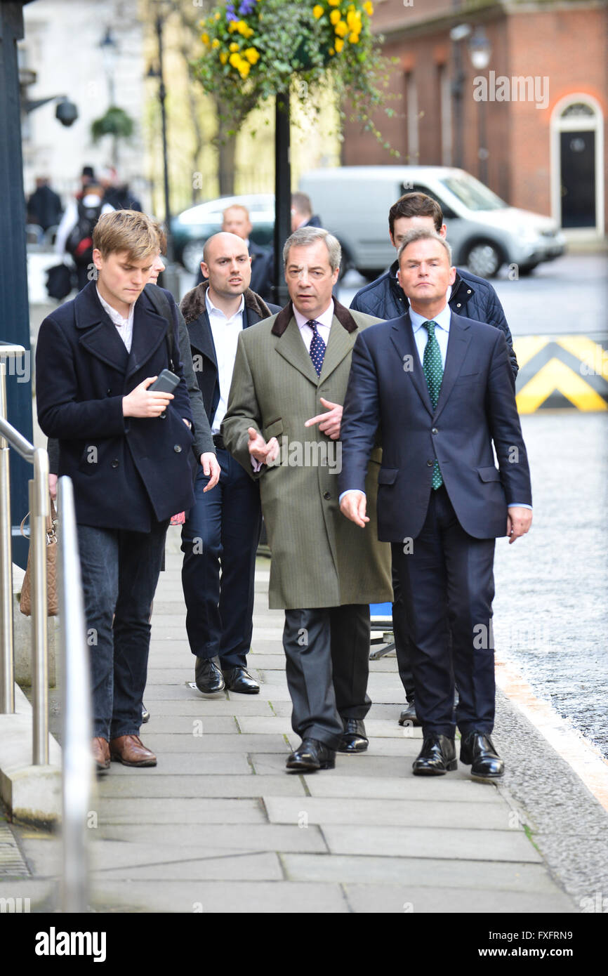 Downing Street, London, UK. 15. April 2016. UKIP MEP Nigel Farage Hände wieder seine EU-Flugblatt, Nr. 10 Downing Street, Stockfoto