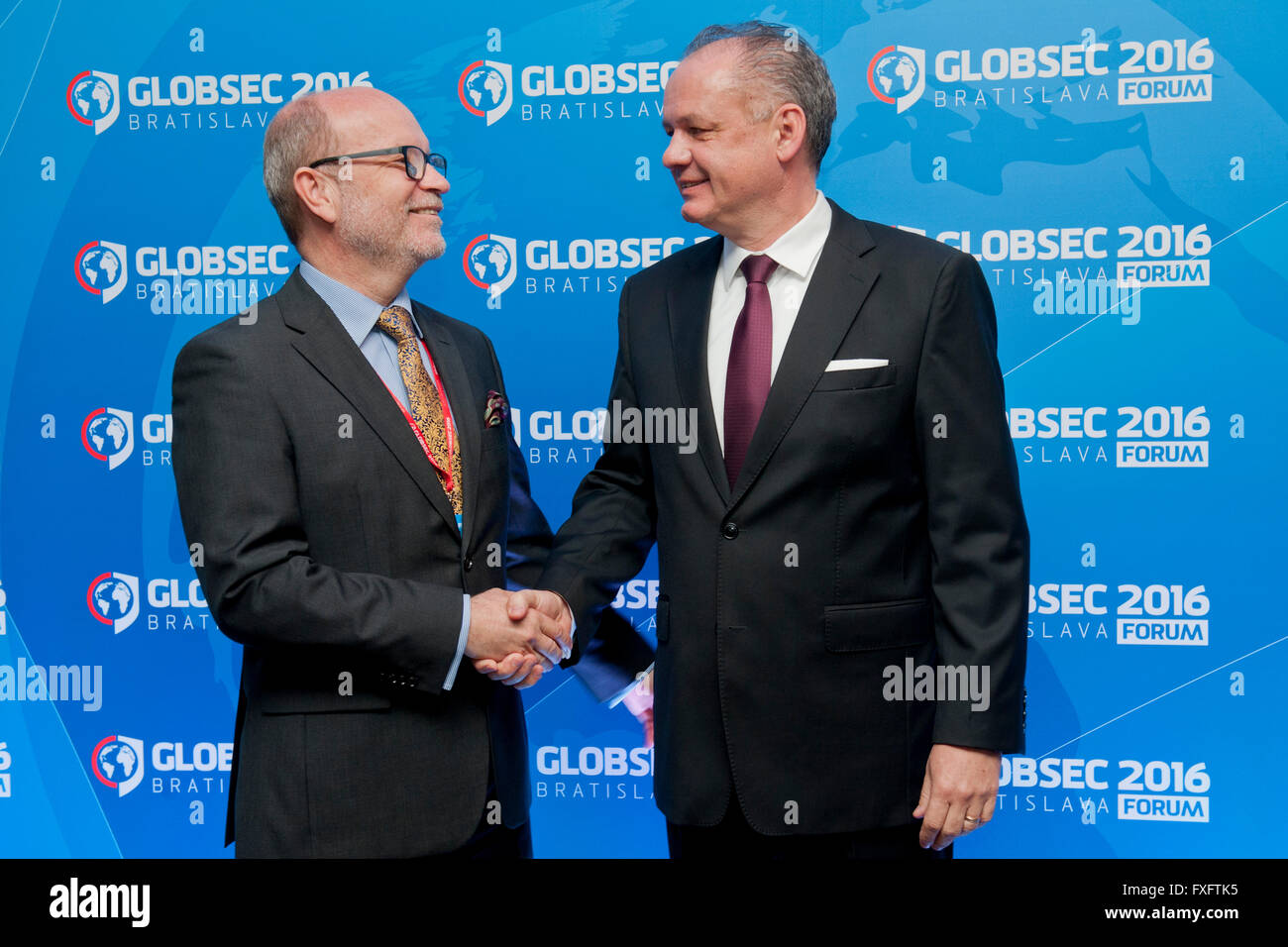 Bratislava, Slowakei. 15. April 2016. Präsident der Slowakei Andrej Kiska, Recht, Präsident und Vorsitzender des slowakischen Atlantic Kommission Rastislav Kacer starten die 11. internationale Konferenz der Globsec in Bratislava, Slowakei, 15. April 2016. In diesem Jahr konzentriert sich die dreitägige Globsec Konferenz über Terrorismus, die Zukunft der NATO, dem britischen Referendum über EU-Mitgliedschaft des Landes und andere politische Angelegenheiten. © Martin Mikula/CTK Foto/Alamy Live-Nachrichten Stockfoto