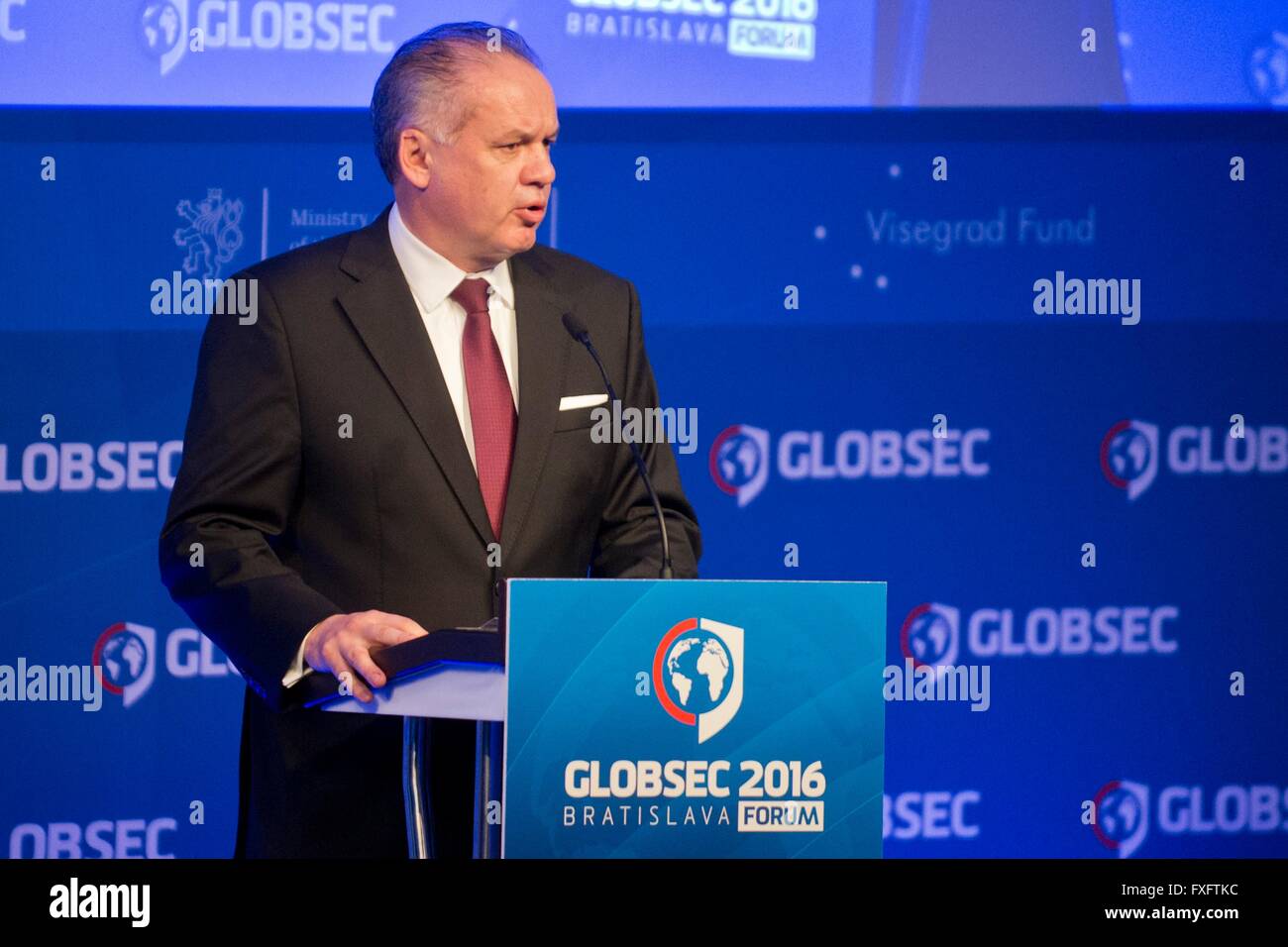 Bratislava, Slowakei. 15. April 2016. Präsident der Slowakei Andrej Kiska startet die 11. internationale Konferenz der Globsec in Bratislava, Slowakei, 15. April 2016. In diesem Jahr konzentriert sich die dreitägige Globsec Konferenz über Terrorismus, die Zukunft der NATO, dem britischen Referendum über EU-Mitgliedschaft des Landes und andere politische Angelegenheiten. © Martin Mikula/CTK Foto/Alamy Live-Nachrichten Stockfoto