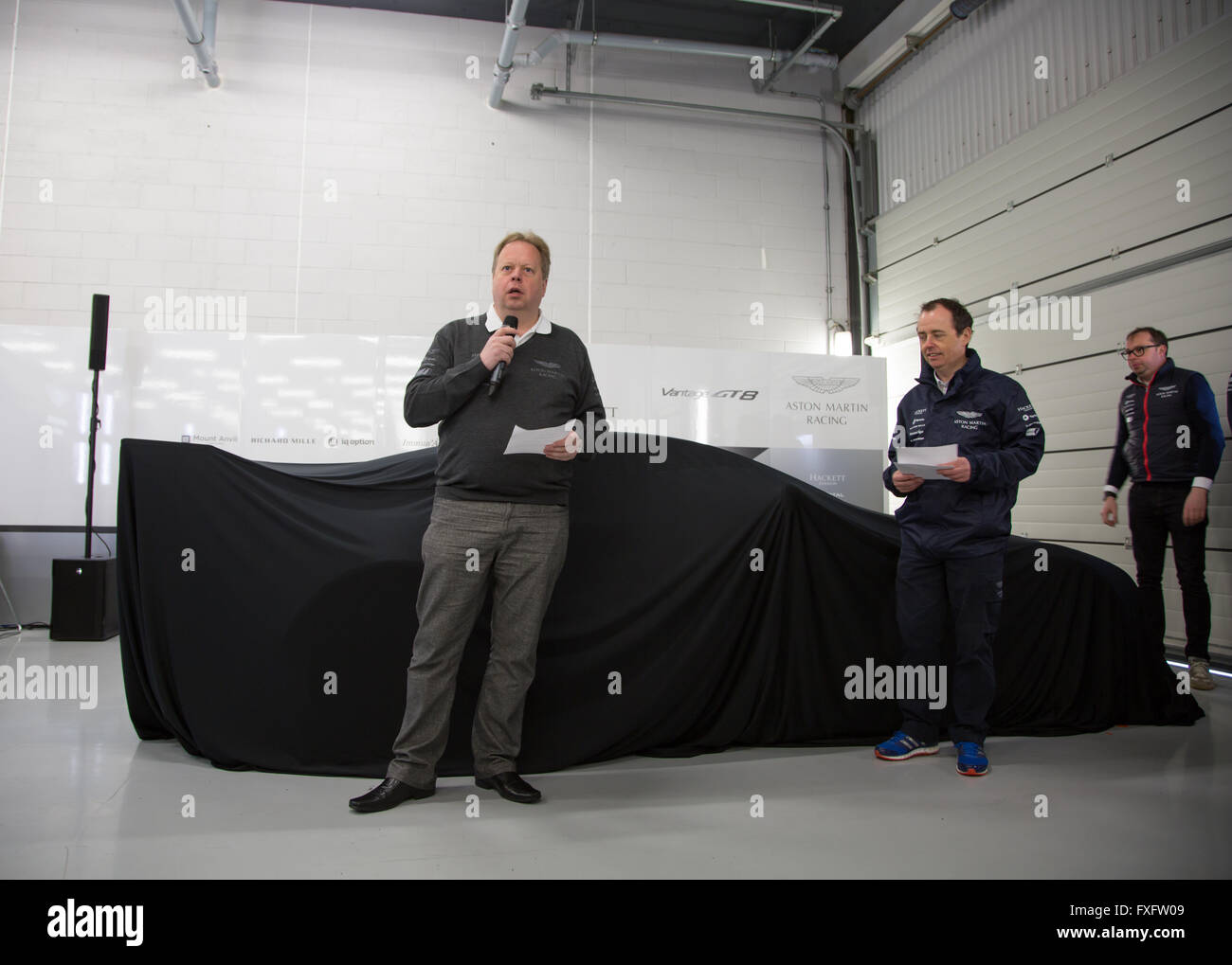 Silverstone im Vereinigten Königreich. 15. April 2016. Aston Martin CEO Andy Palmer stellt den brandneuen Aston Martin Vantage GT8 Kredit: Steven Reh/Alamy Live News Stockfoto