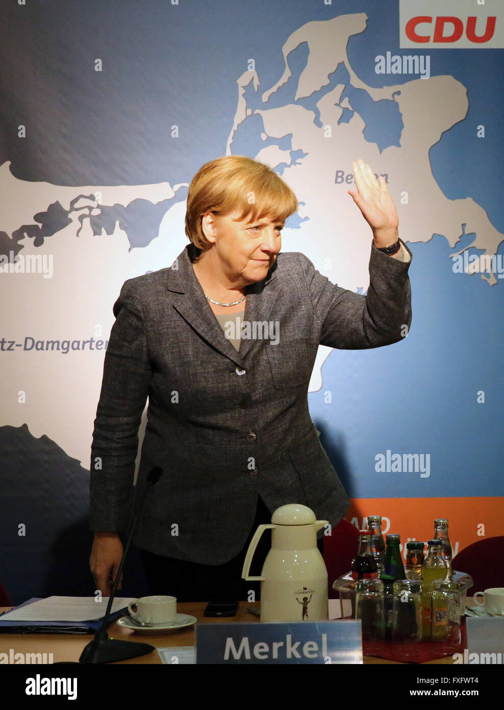 Bundeskanzlerin Angela Merkel (CDU) besucht die lokale CDU-Organisation der Grimmener in ihrer Wahl Region Vorpommern-Rügen, um über ihre Flüchtlingspolitik, Grimmener, Deutschland, 15. April 2016 zu sprechen. Die lokale Organisation in einem Brief an Merkel am Ende des Jahres 2015 über Ängste gegenüber der Integration von Flüchtlingen. Foto: BERND WUESTNECK/dpa Stockfoto