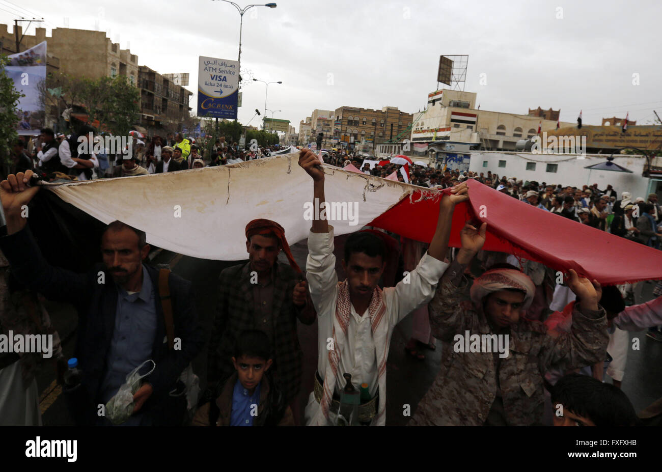 Sanaa, Jemen. 15. April 2016. Demonstranten Kundgebung gegen den Saudi-geführten Koalition in Sanaa, Jemen, am 15. April 2016. © Hani Ali/Xinhua/Alamy Live-Nachrichten Stockfoto