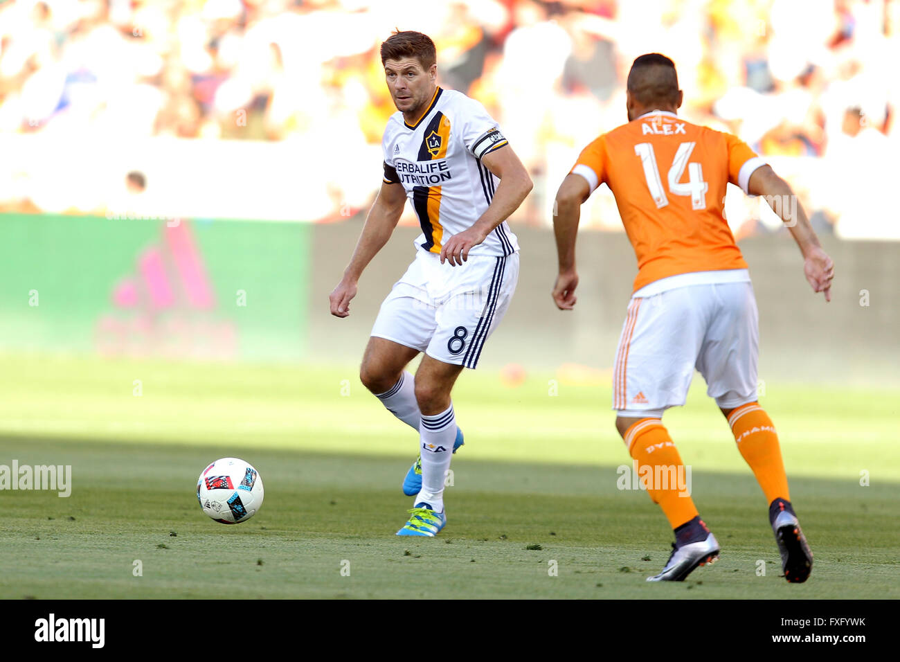 Houston, TX, USA. 15. April 2016. Los Angeles Galaxy Mittelfeldspieler Steven Gerrard (8) sieht Teamkollege in der offensive Zone während des MLS-Saison-Spiels zwischen Houston Dynamo und die Los Angeles Galaxy von BBVA Compass Stadion in Houston, TX übergeben. Kredit-Bild: Erik Williams/Cal Sport Media. Bildnachweis: Csm/Alamy Live-Nachrichten Stockfoto