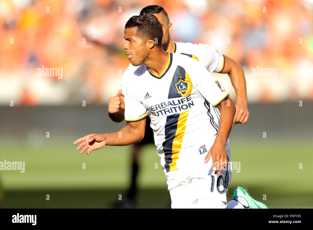 Houston, TX, USA. 15. April 2016. Los Angeles Galaxy vorwärts Giovani Dos Santos (10) feiert seinen ersten Hälfte Ziel während des MLS-Saison-Spiels zwischen Houston Dynamo und die Los Angeles Galaxy von BBVA Compass Stadion in Houston, TX. Kredit-Bild: Erik Williams/Cal Sport Media. Bildnachweis: Csm/Alamy Live-Nachrichten Stockfoto