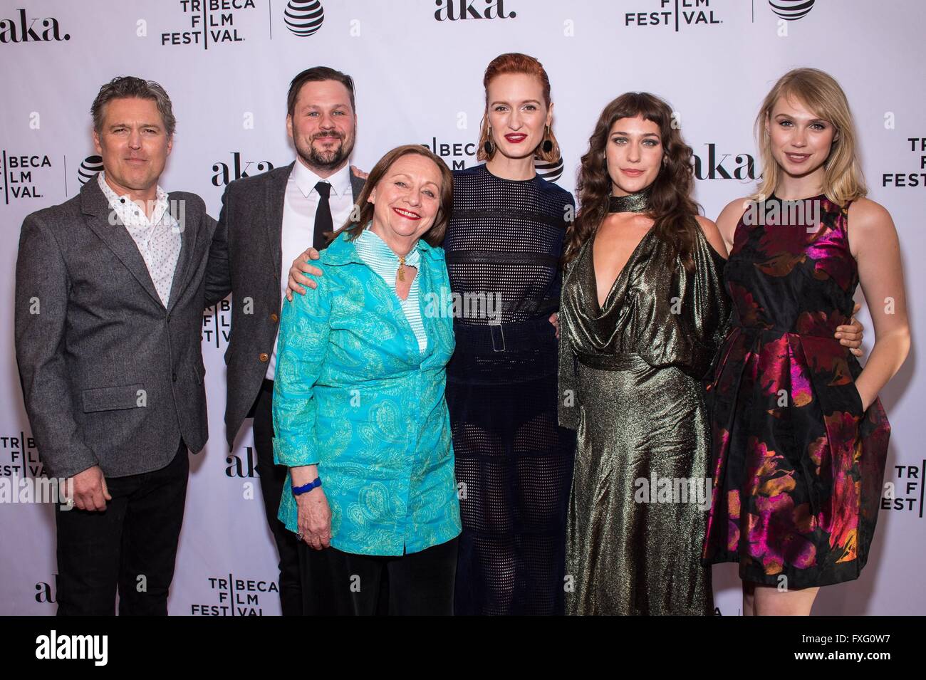 New York, NY, USA. 15. April 2016. Bill Sage, Ted Welch, Dale Soules, Breeda Wolle, Lola Kirke, Charlotte Maltby im Ankunftsbereich für AWOL Premiere 2016 Tribeca Film Festival, The School of Visual Arts (SVA) Theatre, New York, NY 15. April 2016. Bildnachweis: Steven Ferdman/Everett Collection/Alamy Live-Nachrichten Stockfoto