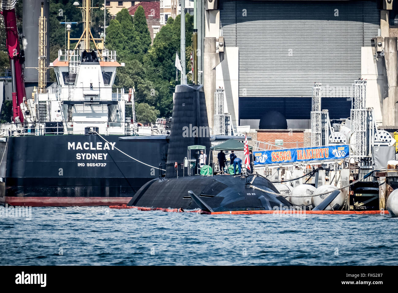 Sydney, Australien. 16. April 2016. Die japanische Soryu-Klasse u-Boot-JS Hakuryu und zwei Zerstörern trainieren mit australischen Streitkräfte und beeindrucken mit ihren Zuschlag für den Auftrag zum Ersatz Australiens Collins-Klasse Flotte zu gewinnen. Die historische Ankunft ist zum ersten Mal ein japanisches u-Boot Sydney Harbour seit 1942, eingetreten ist, wenn drei japanischen Kleinst-u-Boote in den Hafen gerutscht und angegriffen einer australischen Marinebehälter, 21 Seeleute zu töten. © Hugh Peterswald/Pacific Press/Alamy Live-Nachrichten Stockfoto