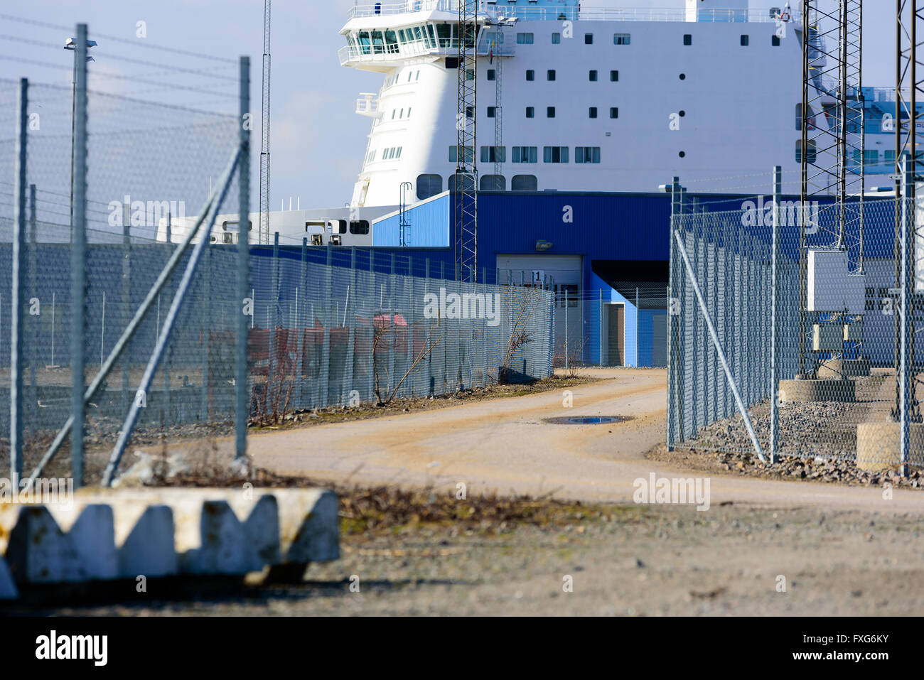 Karlskrona, Schweden - 7. April 2016: Feldweg im Ferry terminal im Vorfeld auf die Fähre im Hafen festgemacht. Zäune auf beiden Stockfoto