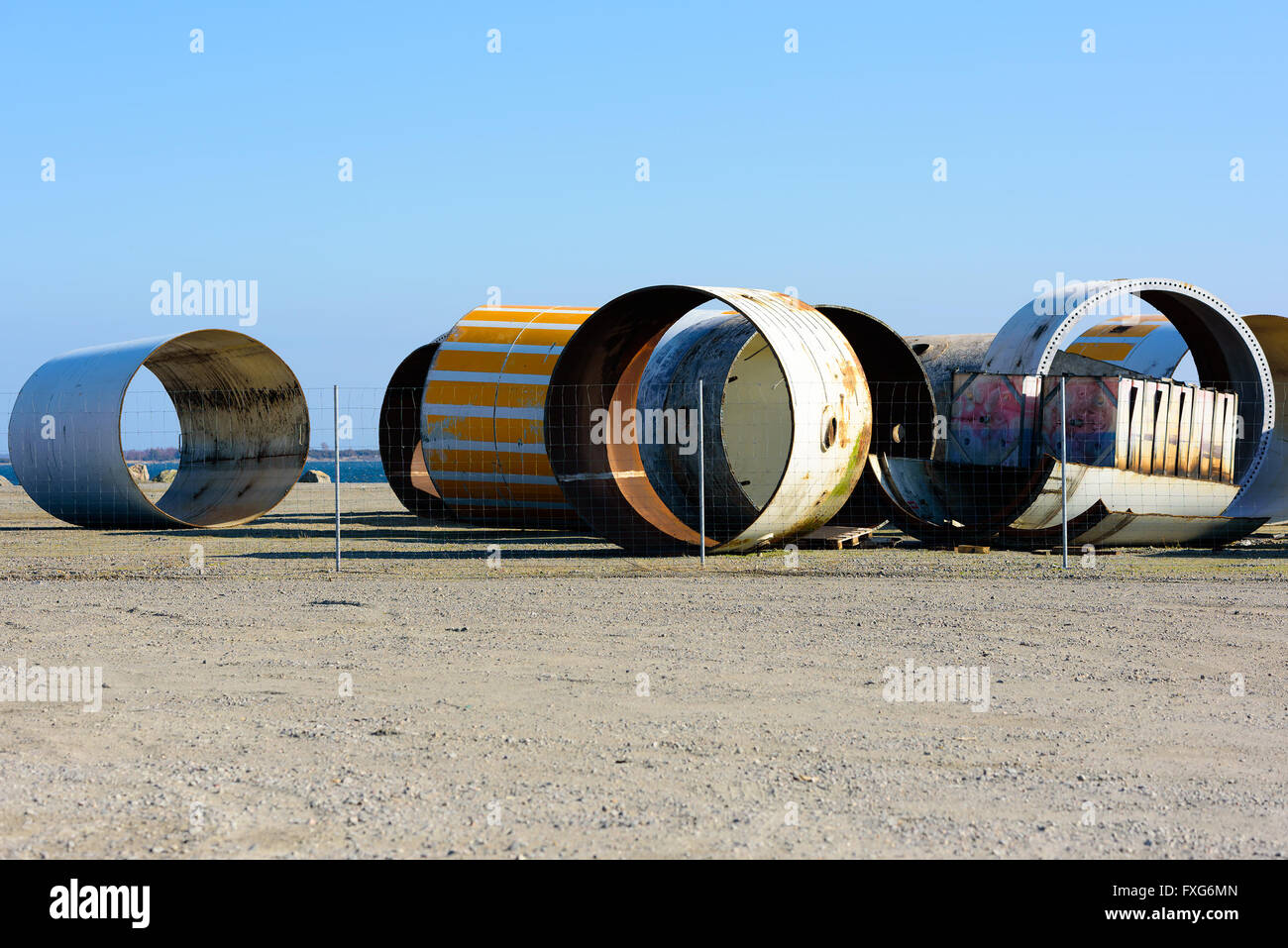 Es gibt viele große Metall-Zylinder in einem eingezäunten Bereich am Hafen. Stockfoto