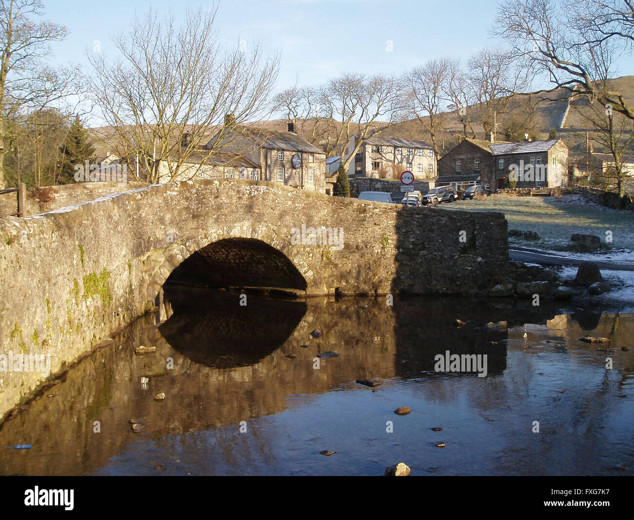 Brücke über Malham Beck Stockfoto