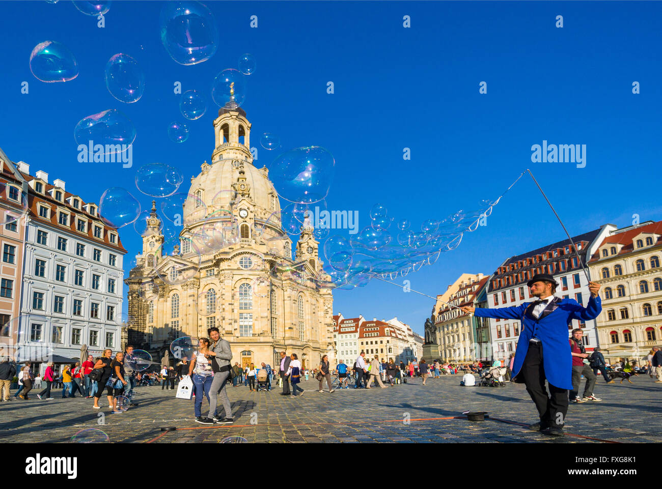 Mann, der große Seifenblasen auf Neumarkt vor der Frauenkirche, historischen Zentrum, Dresden, Sachsen, Deutschland Stockfoto