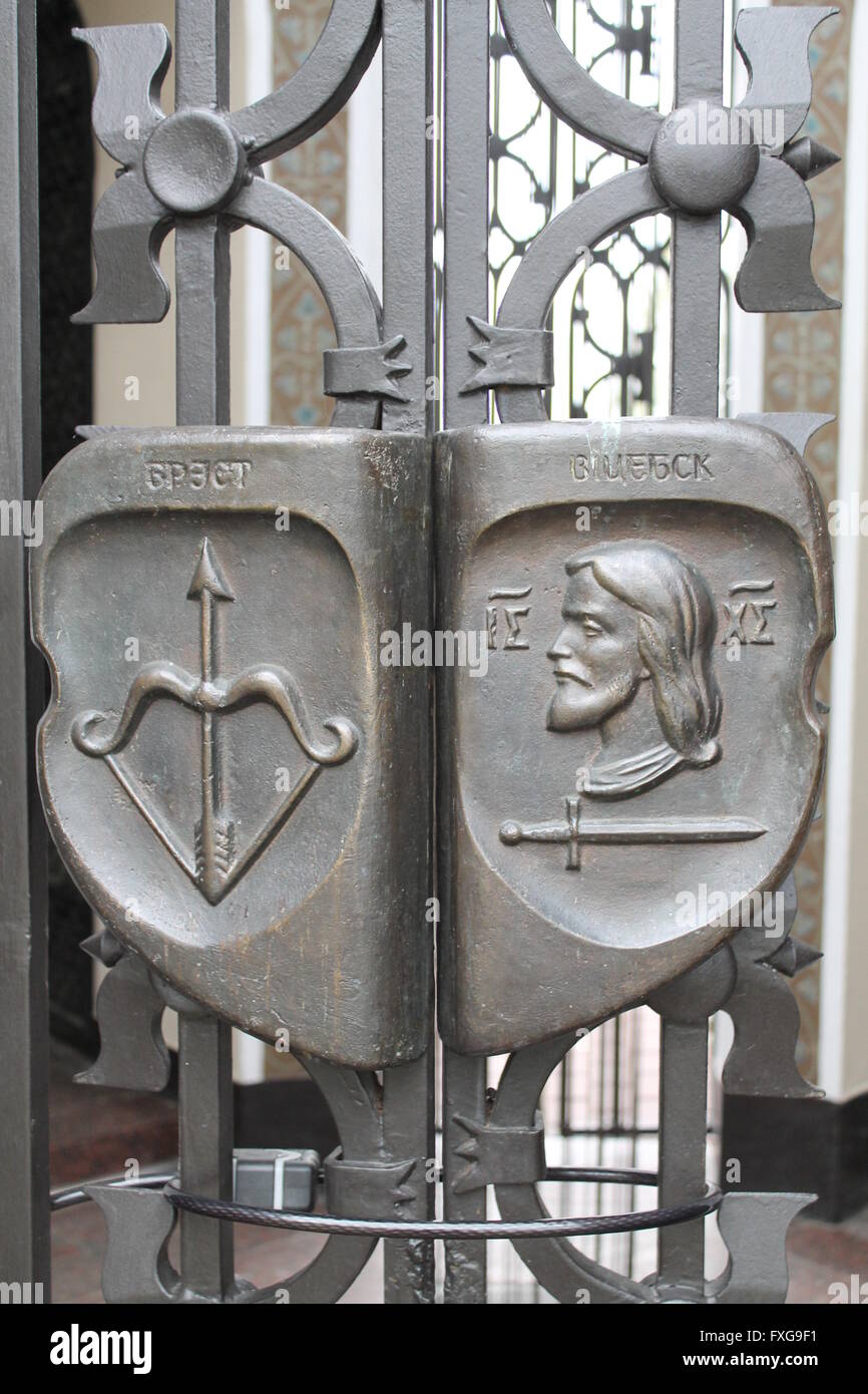 alte Wappen mit den Symbolen der Stadt auf Bogen und Pfeil - Brest, Haupt Christi unter der Grasnarbe--Vitebsk Tor am Friedhof, Minsk Stockfoto