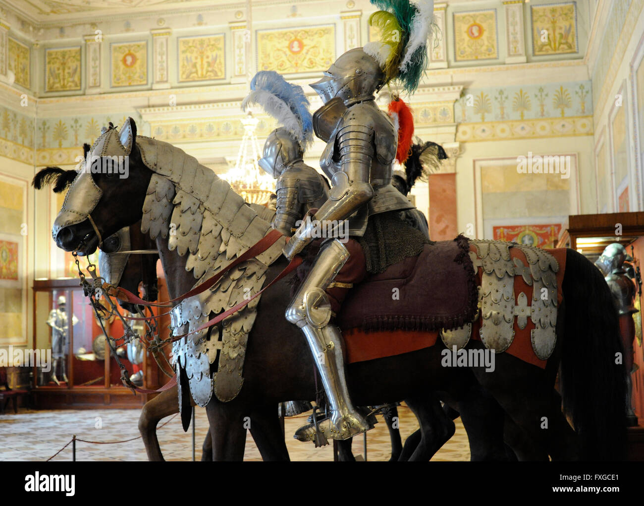 Die Eremitage. Der Rittersaal. Ritter in Rüstung auf dem Pferderücken. 16. Jahrhundert. Sankt Petersburg. Russland. Stockfoto